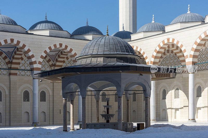 大卡姆利卡清真寺(土耳其语:Büyük Çamlıca Camii)和清真寺内庭院与喷泉沐浴。Camlica清真寺是土耳其最大的清真寺。